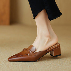 Marloe Spitz zulaufende Leder-Mules